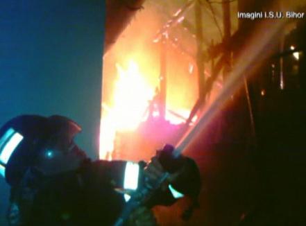 Pompierii au stins timp de trei ore un incendiu violent izbucnit de la un coş necurăţat